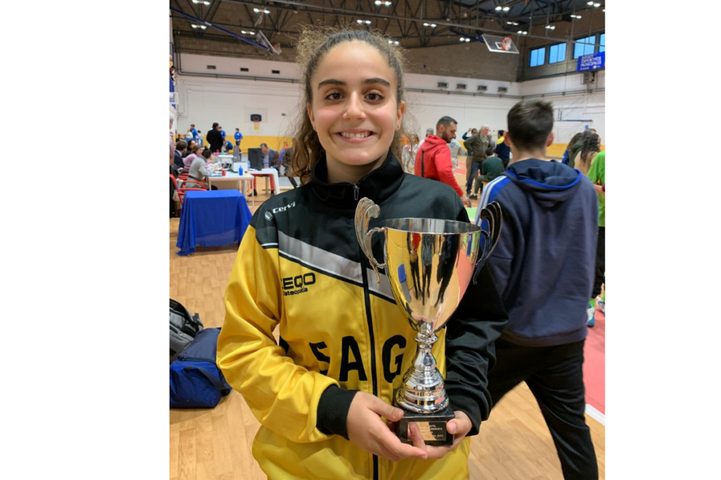 chica ganadora de un trofeo