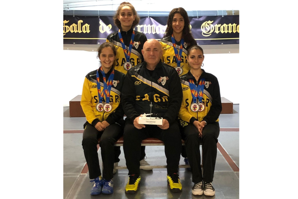 equipo de chicas campeonas patrocinado por ceqo